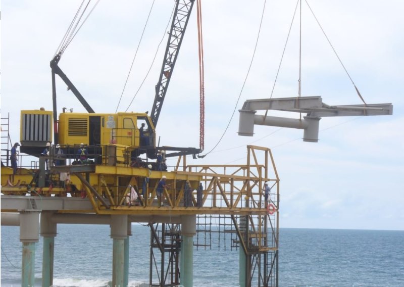 Jetty trestle pre-assemblied piece lifting Erection
