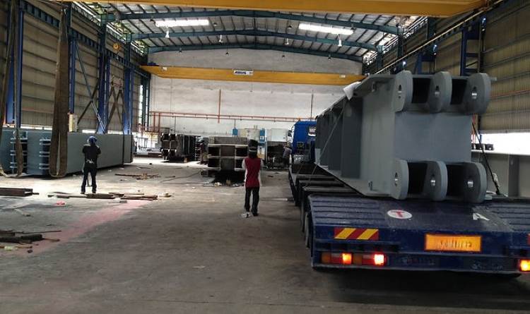 Heavy Lifting Beam on low loader 