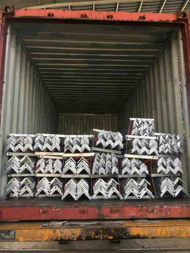 Three_Leg_Tubular_Self_Supporting_Tower_03_Container_Loading_Exporting
