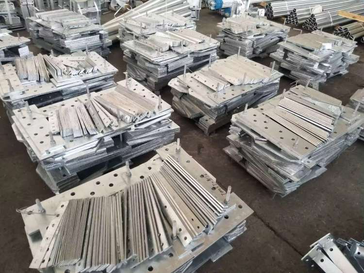 Three_Leg_Tubular_Self_Supporting_Tower_04_Container_Loading_Exporting