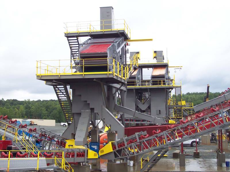 Screen Station Buildings and Screen Feed&Discharge Conveyors Steel Structures: Single finishing screen structure utilizing rock-shelf chutes 