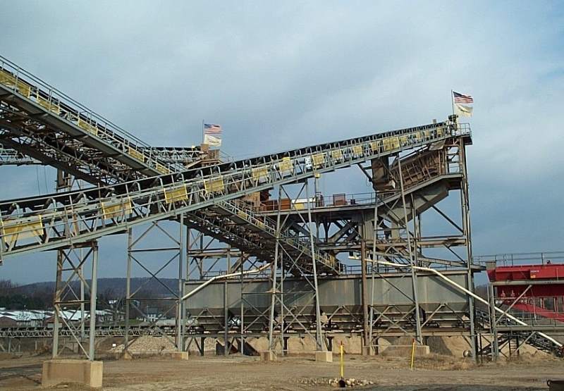 Screen Station Buildings and Screen Feed&Discharge Conveyors Steel Structures: Dual screen tower (wet) processing sand and gravel 