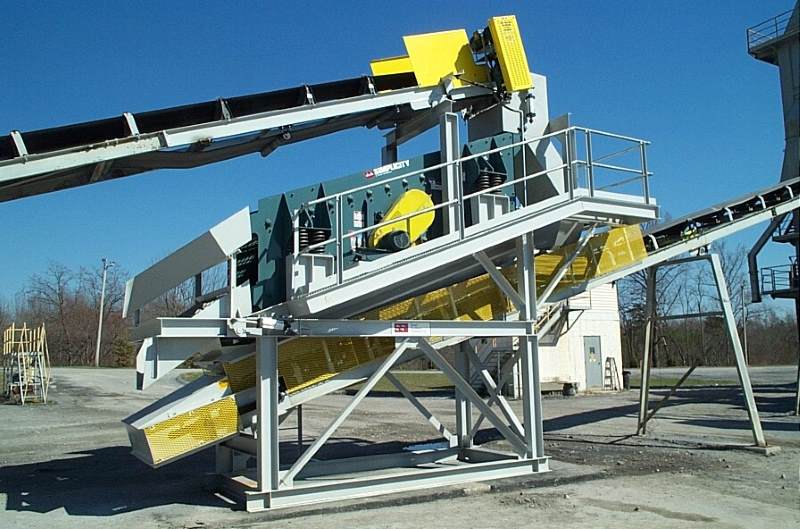 Screen Station Buildings and Screen Feed&Discharge Conveyors Steel Structures: Double deck screen in a recycled asphalt application 