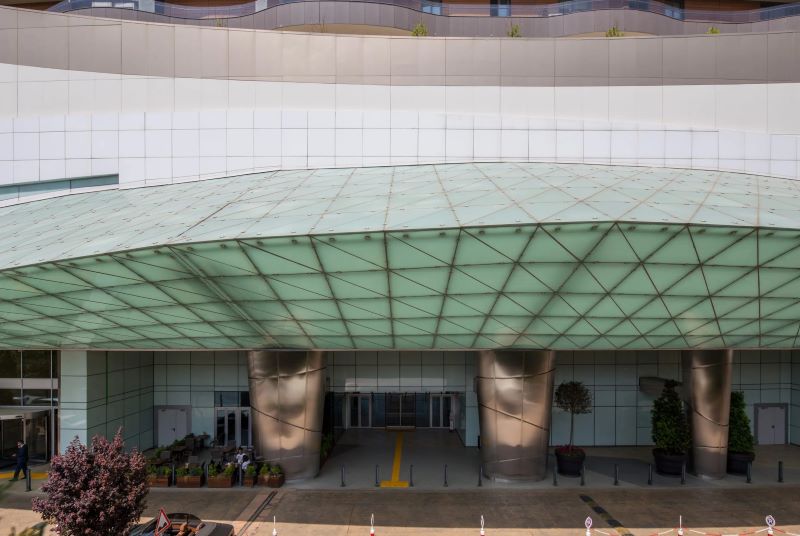 Cantilevered Undulating Canopies At Shopping Mall Podium | Architecturally Exposed Steel