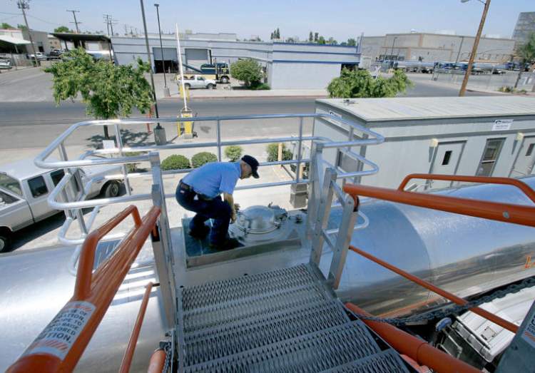 Fall_Protection_Bulk_Loading_Dock_Steel_Platforms_Food_Beverage_Pharmaceutical_3