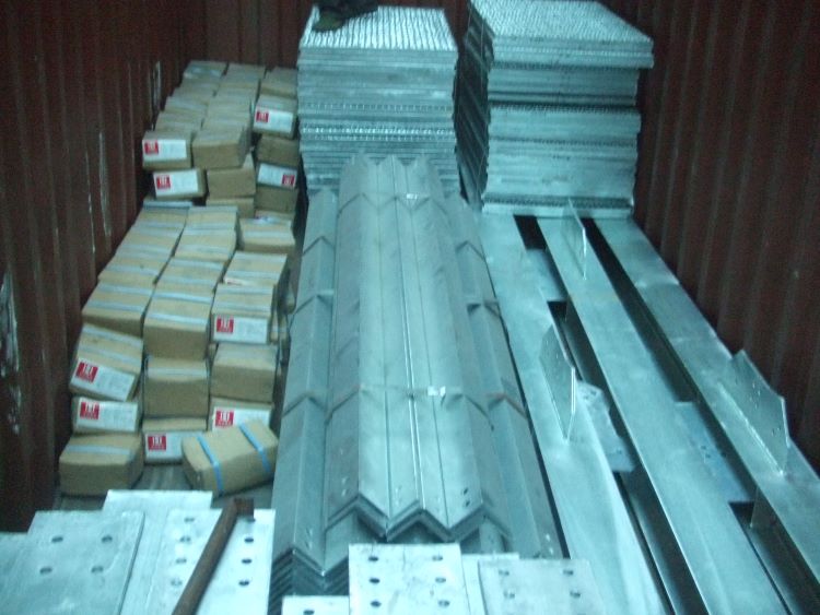 Maersk Multifunctional Reefer Rack Steel Platforms Italy: Container Loading Work 
