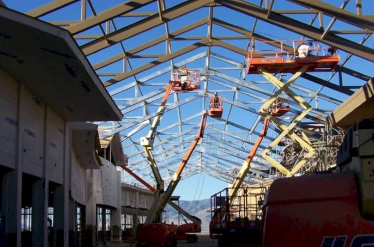 Commercial_Retail_Outlets_Market_Steel_Structure_Building_04-roof-portal-frame-installation