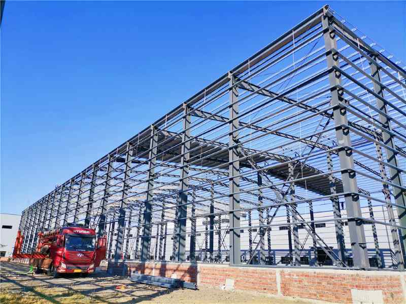 4700Sqm Industrial Steel Structure Workshop Heavy Duty PEB:Steel Structures During Erection