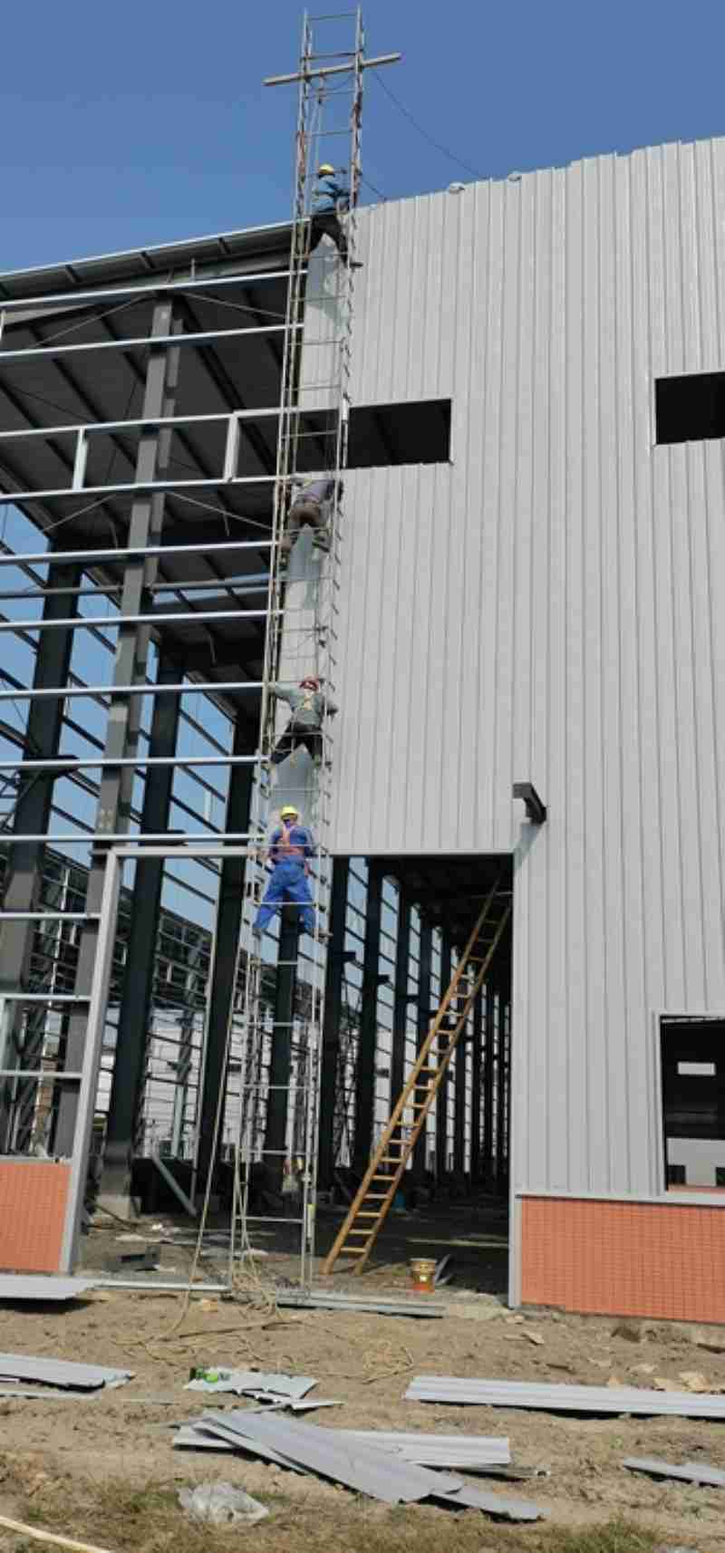 4700Sqm Industrial Steel Structure Workshop Heavy Duty PEB:Sideing Wall Panels During Erection